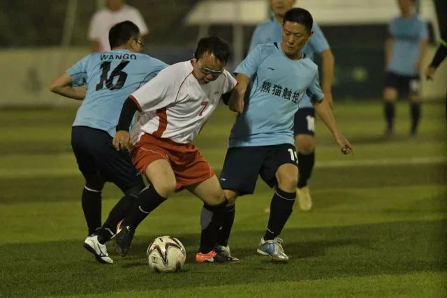 罗德里戈绯闻女友晒沙滩健美照 川字腹肌配小麦色